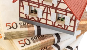 Fachwerkhaus auf Euro Geldscheinen, Symbolfoto für Hauskauf, Finanzierung, Bausparen